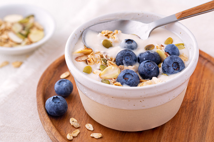 Ejemplo de desayuno saludable con arándanos.