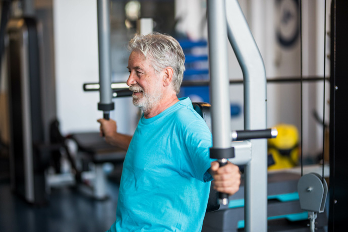 Hombre disfrutando de los beneficios del entrenamiento de fuerza.