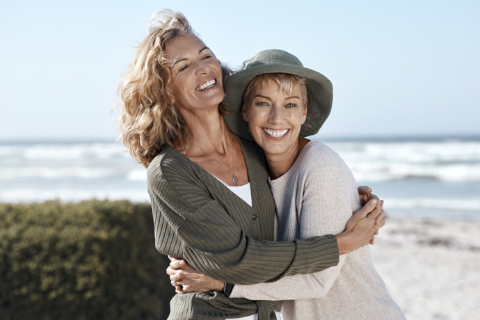 Dos mujeres que disfrutan de su buena relación social.