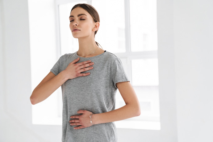 Mujer comprobando el funcionamiento de limpiar los pulmones de tabaco.