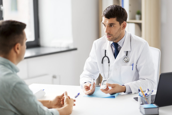 Médico explica consecuencias de diabetes a paciente 
