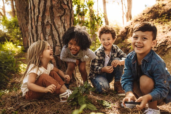 niños disfrutando los beneficios de jugar al aire libre