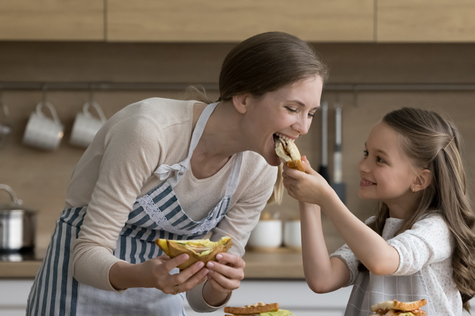 Mamá e hija preparando sandwiches