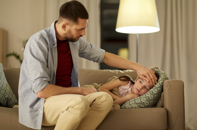 Padre mide temperatura a su hija