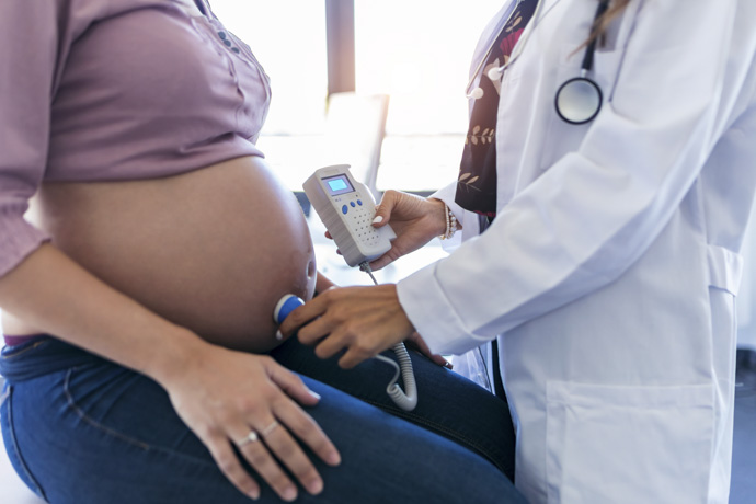 Médico examina la salud de una embarazada