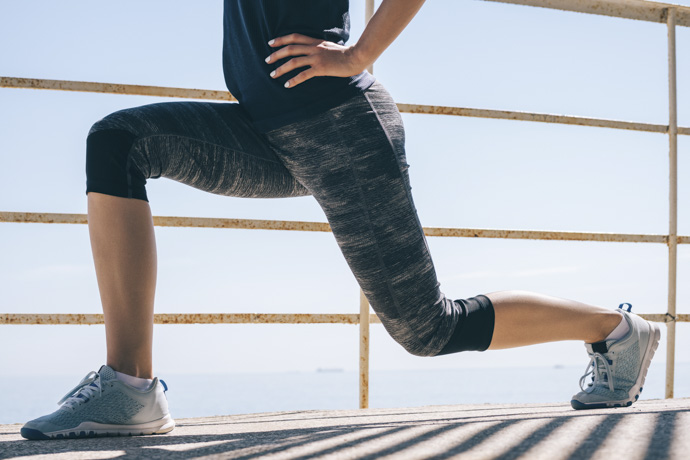 Mujer practica zancadas caminando