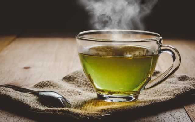 Imagen que muestra una taza de té verde y sus beneficios. 