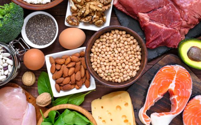 Ejemplos de alimentos con más proteínas.