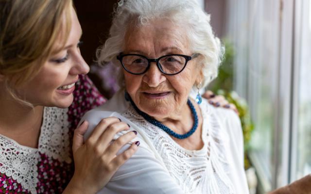 Madre e hija conociendo las etapas de la demencia vascular.