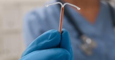 Doctor mostranddo método anticonceptivo intra uterino