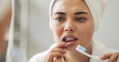 Mujer nota problema de salud en sus encías