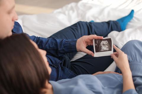 Pareja viendo foto de sonograma