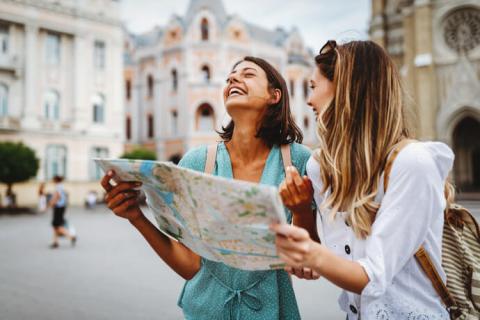 Dos chicas con un mapa haciendo turismo