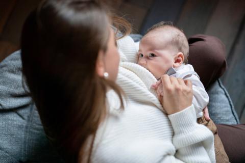 Mamá amamantando a su hijo