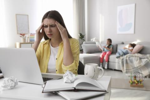 Mujer sometida a altos niveles de estrés